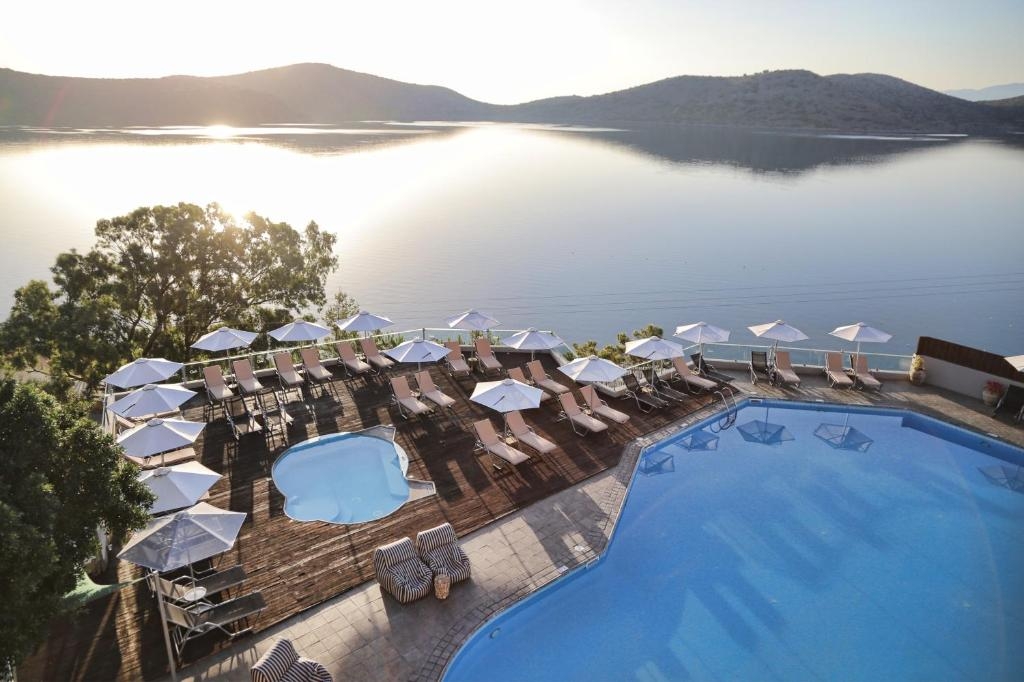 Στην Hotel Investment Partners (Blackstone) το Elounda Blu 